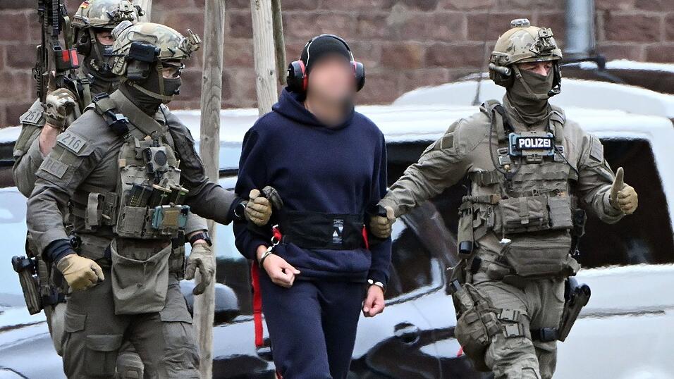 Nach der Haftprüfung beim Bundesgerichtshof in Karlsruhe wird eine Person zu einem Hubschrauber gebracht. Nach der Haftprüfung beim Bundesgerichtshof in Karlsruhe wird eine Person zu einem Hubschrauber gebracht.