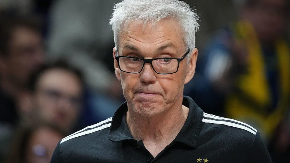 Bayern München gewinnt das erste Spiel nach der Ära Herbert. Bayern München gewinnt das erste Spiel nach der Ära Herbert.