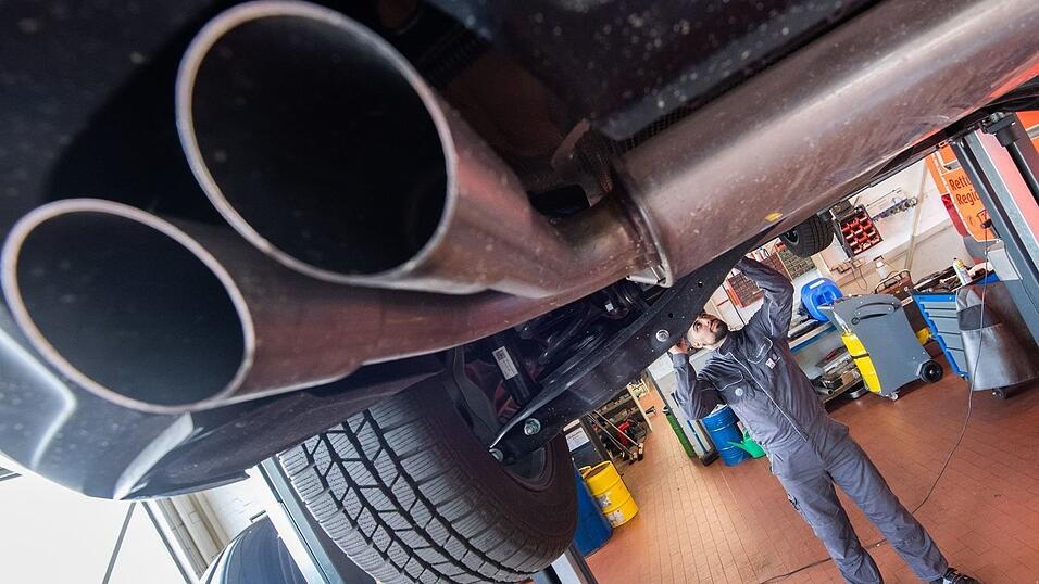 Autoreparaturen sind in den vergangenen Jahren sehr viel teurer geworden, und in der Folge auch die Kfz-Versicherung. (Symbolbild)