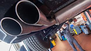 Autoreparaturen sind in den vergangenen Jahren sehr viel teurer geworden, und in der Folge auch die Kfz-Versicherung. (Symbolbild)