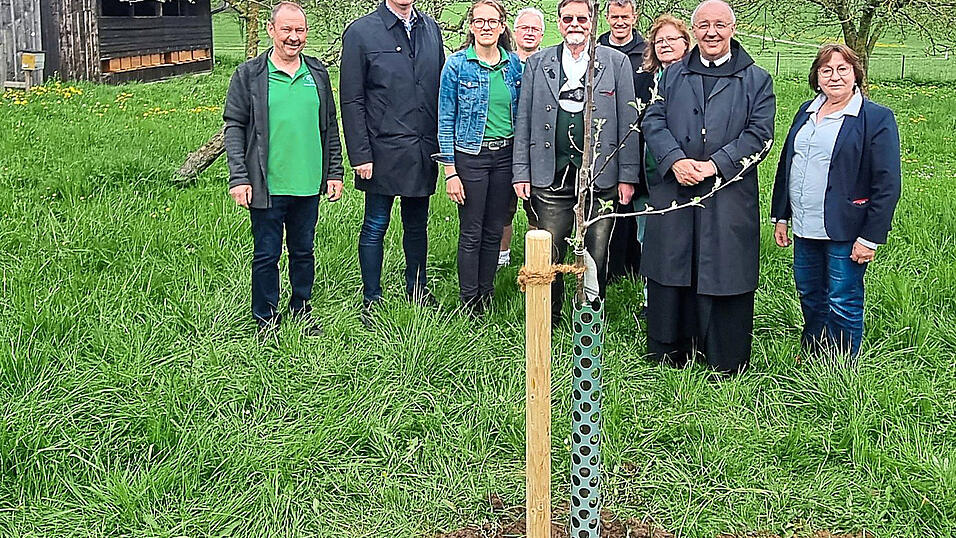 Pflanzung eines Roten Boskoop, von links: Maximilian Huber, Harald Hillebrand, Anita Oberhofer, Reinhard Oberhofer, Wolfram Vaitl, Frater Simon Strell, Doris Ingerl, Abt Thomas M. Freihart und Maria Meixner.