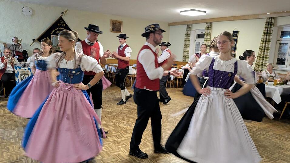 Ein buntes Bild im Wirts-Saal: Mit Boarischen, Walzer, Volkst&auml;nzen und Zwiefachen &uuml;ber den Tanzboden ging es beim Kathreintanz in Arrach.