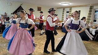 Ein buntes Bild im Wirts-Saal: Mit Boarischen, Walzer, Volkstänzen und Zwiefachen über den Tanzboden ging es beim Kathreintanz in Arrach.