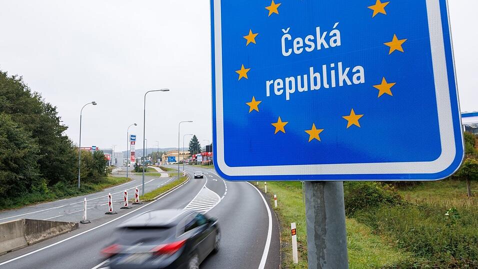 Ein Schild 'Tschechische Republik' steht am deutsch-tschechischen Grenzübergang Furth im Wald – Ceska Kubice. (Symbolbild) Ein Schild 'Tschechische Republik' steht am deutsch-tschechischen Grenzübergang Furth im Wald – Ceska Kubice. (Symbolbild)