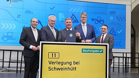 Stellten die Planung vor (v.l.): Florian Oßner (CSU, Fachpolitischer Sprecher Finanzen und Haushalt), Bundeslandwirtschaftsminister Alois Rainer (CSU), der bayrische Verkehrsminister Christian Bernreiter (CSU), Bundesverkehrsminister Patrick Schnieder (CDU), Ulrich Lange (CSU, Parlamentarischer Staatssekretär im Bundesverkehrsministerium)