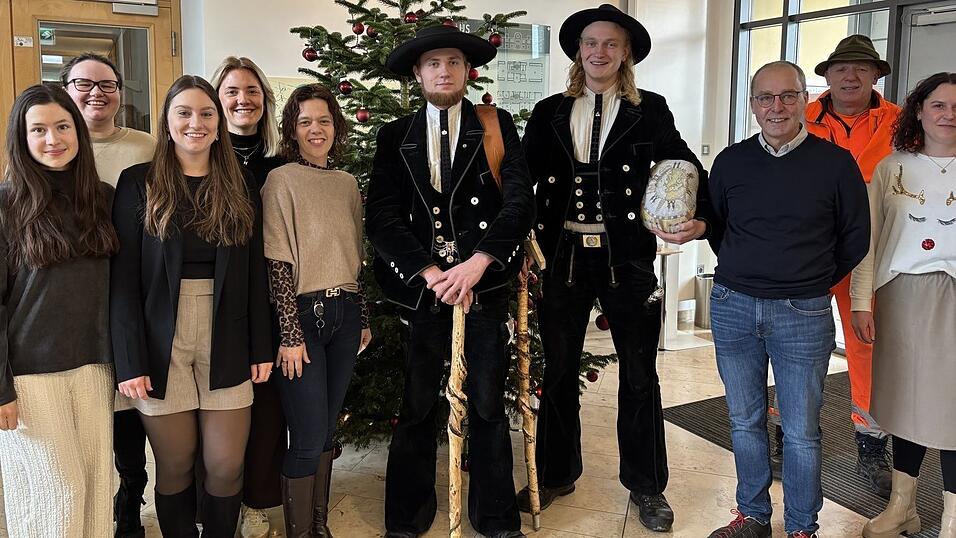 Niclas Prawel aus Mecklenburg-Vorpommern und Henry Wolter aus Coesfeld waren im Rathaus zu Gast. Niclas Prawel aus Mecklenburg-Vorpommern und Henry Wolter aus Coesfeld waren im Rathaus zu Gast.