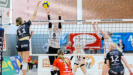 Kein Durchkommen: Die Roten Raben um Alayna Crabtree (li.), Emely Brodowski (rotes Trikot) und Tina de Groot (re.) bissen sich an Oythe die Z&auml;hne aus. Dramatisch war die Pleite f&uuml;r den Meister nicht mehr, schlie&szlig;lich war es auch erst die zweite &uuml;berhaupt in dieser Spielzeit.