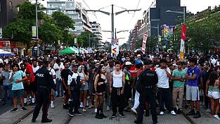 Die Menschen feierten auf der Straße. Die Menschen feierten auf der Straße.