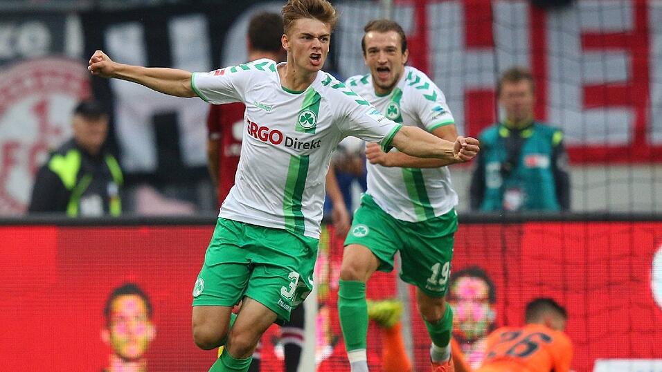 Der Niederbayer Daniel Steininger jubelt &uuml;ber seinen Treffer im Frankenderby gegen den 1. FC N&uuml;rnberg.