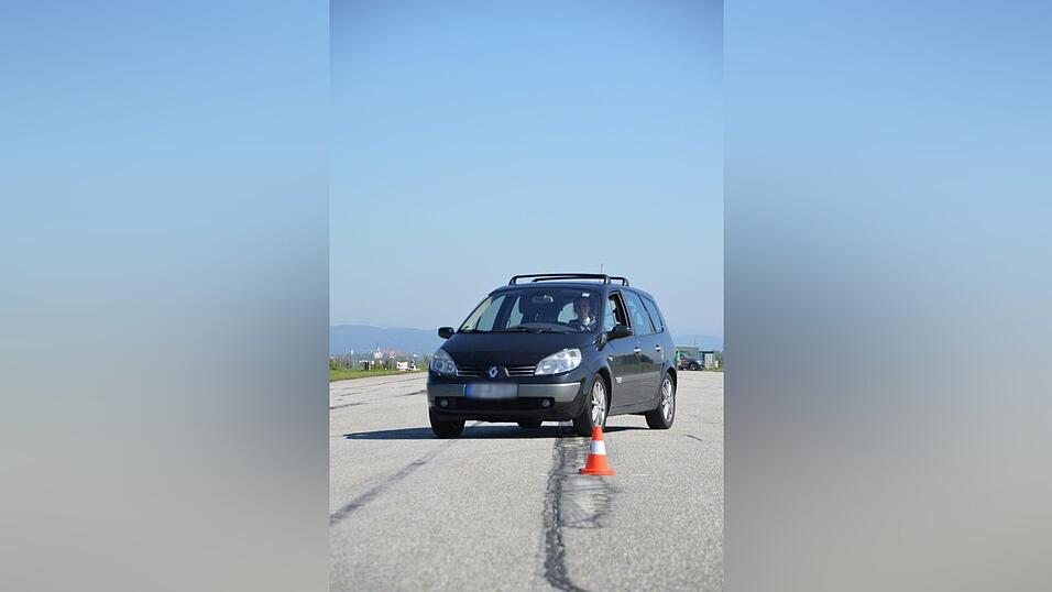Bis die Reifen quietschen: Mit hohem Tempo f&auml;hrt Sophia durch einen Kreisverkehr aus Pylonen.
