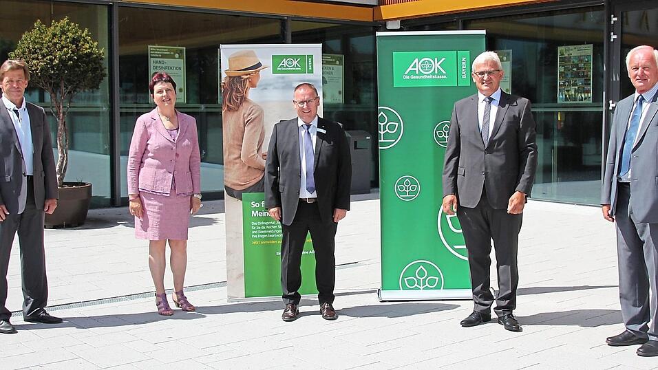 Beiratsvorsitzender Wilfried Oexler, Regionaldirektorin Christa Siegler (von links) und Beiratsvorsitzender Max Strasser (rechts) verabschieden ihren AOK-Direktor Josef Bucher (Zweiter von rechts). Sein Nachfolger ist Markus Edinger (Mitte).