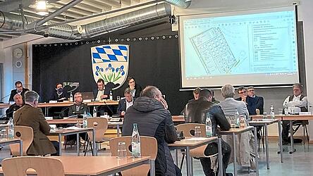 In der Aula der Grundschule waren die Plattlinger Stadtr&auml;te am Montagabend zu einer Sitzung zusammengekommen. Hauptpunkt der Tagesordnung war die Aufstellung eines Bebauungsplanes f&uuml;r das geplante Fachmarktzentrum an der Scheiblerstra&szlig;e.