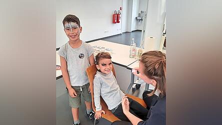 Mit Kinderschminken versüßten sich die kleinen Gäste die Wartezeit.