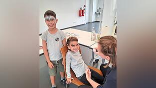 Mit Kinderschminken vers&uuml;&szlig;ten sich die kleinen G&auml;ste die Wartezeit.