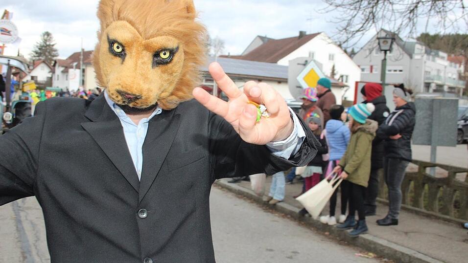 Viele Faschings-Fans haben sich am Samstag den Umzug in Langenbach angesehen. Viele Faschings-Fans haben sich am Samstag den Umzug in Langenbach angesehen.
