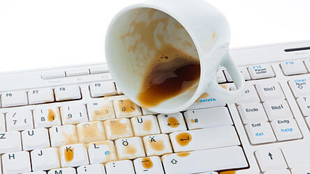 Der Kaffee landet auf der Tastatur, alles schon vorgekommen.