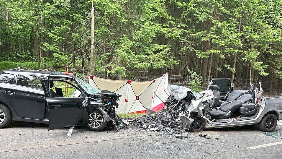 Am 8. Juli 2023 ereignete sich auf der Kreisstraße zwischen Ramsried und Haus ein Unfall, bei dem zwei Tote zu beklagen waren. Am 8. Juli 2023 ereignete sich auf der Kreisstraße zwischen Ramsried und Haus ein Unfall, bei dem zwei Tote zu beklagen waren.