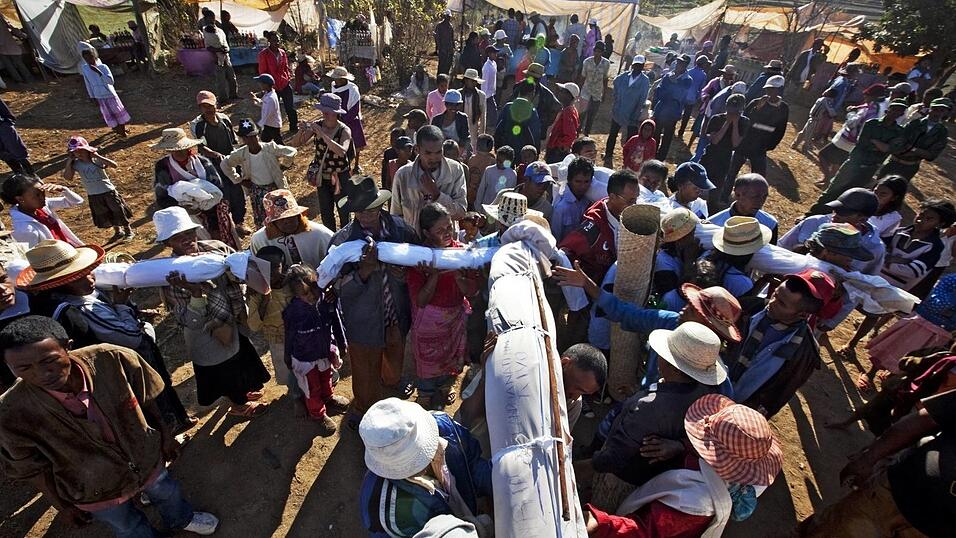 Gro&szlig;e Feier mit allen Verwandten: Bei der Famadihana, einer in l&auml;ndlichen Gegenden Madagaskars &uuml;blichen Umbettung der Verstorbenen, ist der physische Kontakt zu den Toten erw&uuml;nscht.