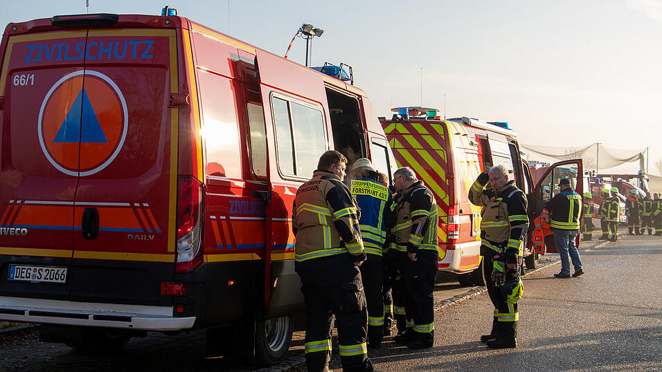 Nach dem Chlorgasaustritt am Elypso waren zahlreiche Einsatzkräfte vor Ort. 
