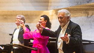 Pl&aacute;cido Domingo (v. r.), Varduhi Khachatryan und James Vaughan w&auml;hrend des Konzerts im Konzerthaus Blaibach