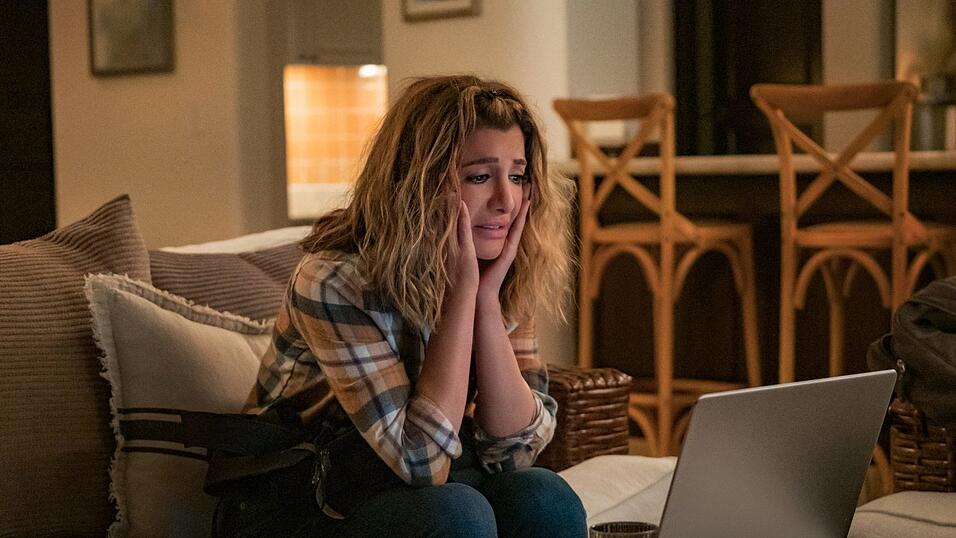 Wesley bereut eine E-Mail an ihren Traummann Jared. Wesley bereut eine E-Mail an ihren Traummann Jared.