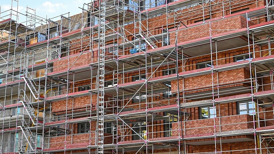 Mehr als 690 Millionen Euro Wohnraumförderung wurden im vergangenen Jahr in Bayern ausgeschüttet - viel Geld, aber nur ein Bruchteil dessen, was im Freistaat für Bauprojekte beantragt wurde. (Illustration)