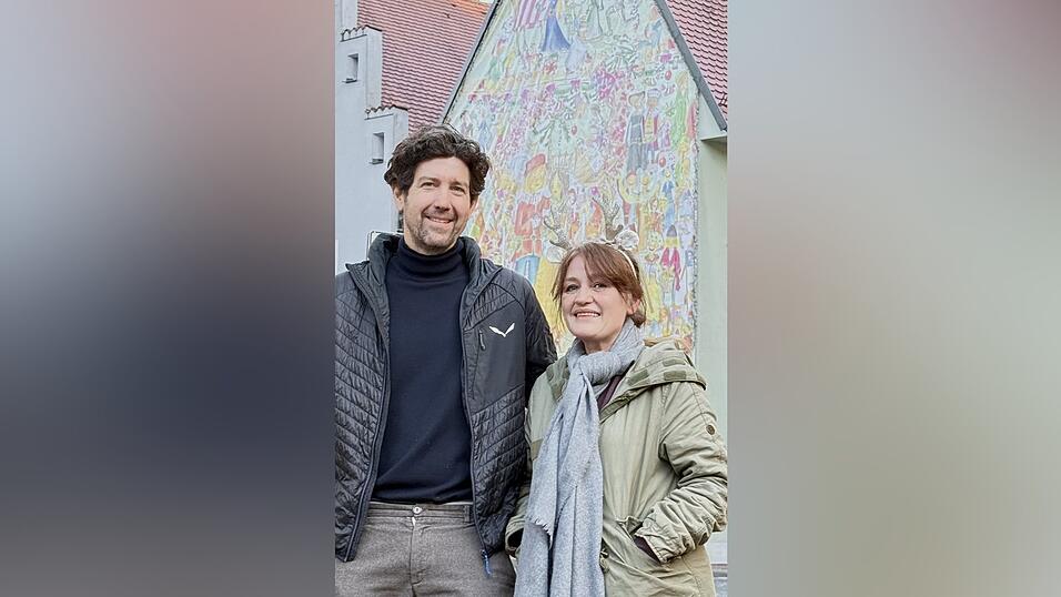 Bernd Tremmel und Heidi Eichner vor dem bespannten Haus.