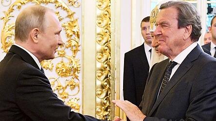 Kremlchef Wladimir Putin (l.) bringt den seit Langem mit ihm befreundeten Altkanzler Gerhard Schr&ouml;der als Vermittler im Krieg zwischen Russland und der Ukraine ins Spiel.