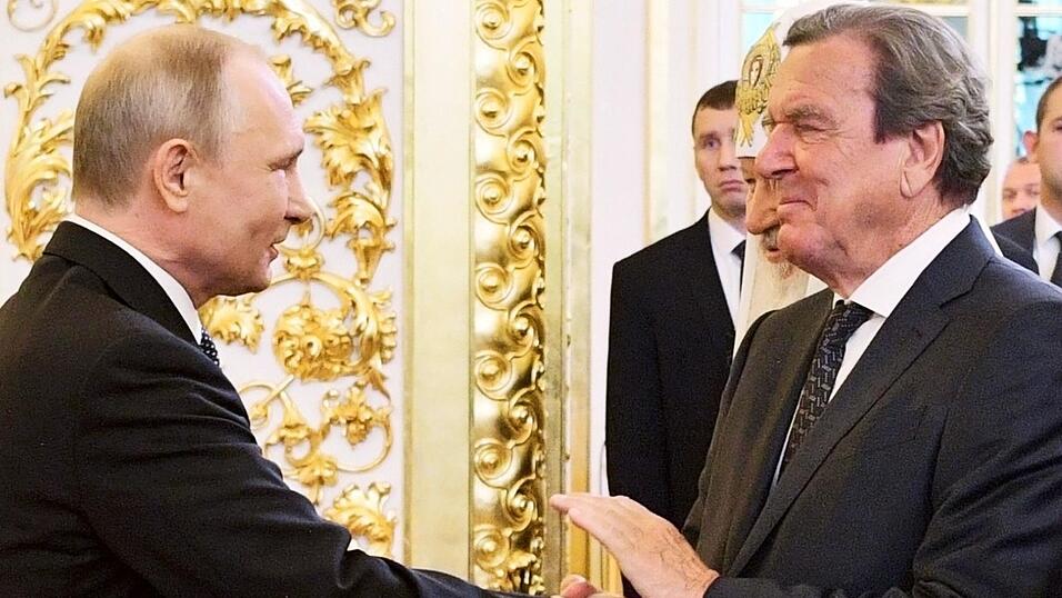 Kremlchef Wladimir Putin (l.) bringt den seit Langem mit ihm befreundeten Altkanzler Gerhard Schr&ouml;der als Vermittler im Krieg zwischen Russland und der Ukraine ins Spiel.