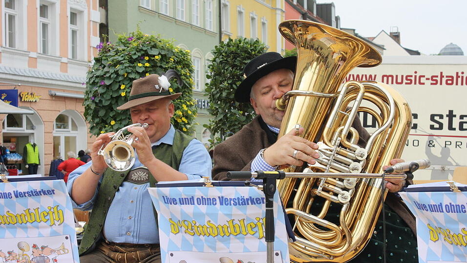 Die Bluval-Klangwolke schwebte am Samstag über Straubing. Die Bluval-Klangwolke schwebte am Samstag über Straubing.
