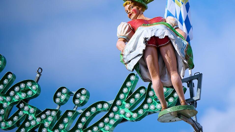 Unter anderem Frauenfiguren zieren die Fahrgeschäfte. Unter anderem Frauenfiguren zieren die Fahrgeschäfte.