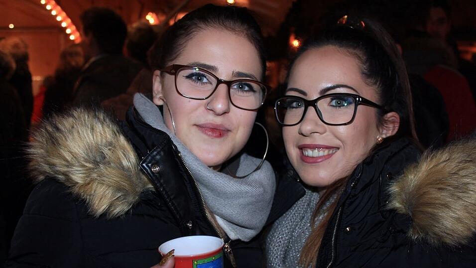 Seit einigen Jahren gehört auch die Weihnachtspyramide am Bischof-Sailer-Platz zur festen Institution zur Weihnachtszeit in Landshut, und ist vor allem bei der jüngeren Generation sehr beliebt. Seit einigen Jahren gehört auch die Weihnachtspyramide am Bischof-Sailer-Platz zur festen Institution zur Weihnachtszeit in Landshut, und ist vor allem bei der jüngeren Generation sehr beliebt.