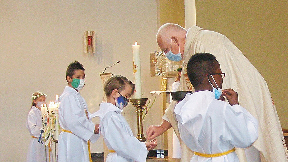 Pfarrer Josef Paulus bei der Kommunionausteilung. Pfarrer Josef Paulus bei der Kommunionausteilung.
