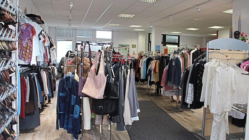 Einladend und gut sortiert präsentiert sich der Kleiderladen 'Chic & Günstig' im Arcohaus in der Bahnhofstraße. Einladend und gut sortiert präsentiert sich der Kleiderladen 'Chic & Günstig' im Arcohaus in der Bahnhofstraße.