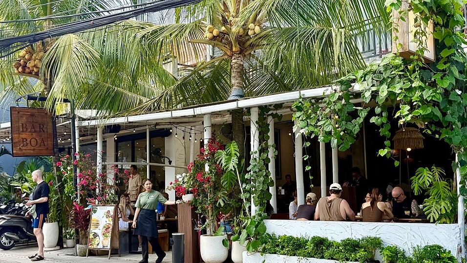 Viele digitale Nomaden arbeiten in Canggu in solchen hippen Cafés. Viele digitale Nomaden arbeiten in Canggu in solchen hippen Cafés.