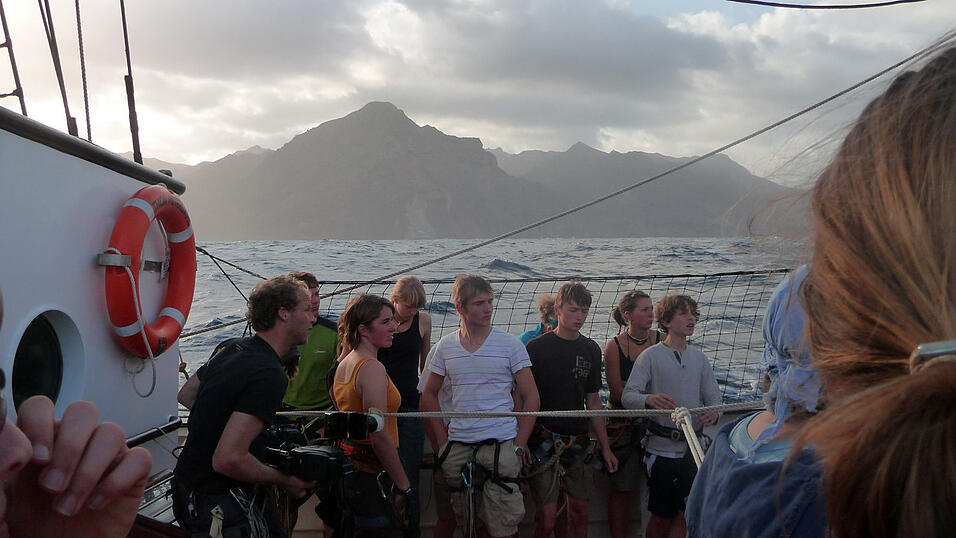 Versammlung an Deck. Versammlung an Deck.