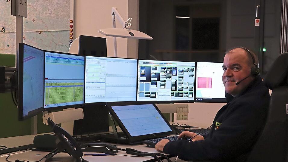 Am Telefon und auf den sechs Monitoren spielt sich die Arbeit von Thomas Hartmann in der Integrierten Leitstelle ab. Am Telefon und auf den sechs Monitoren spielt sich die Arbeit von Thomas Hartmann in der Integrierten Leitstelle ab.