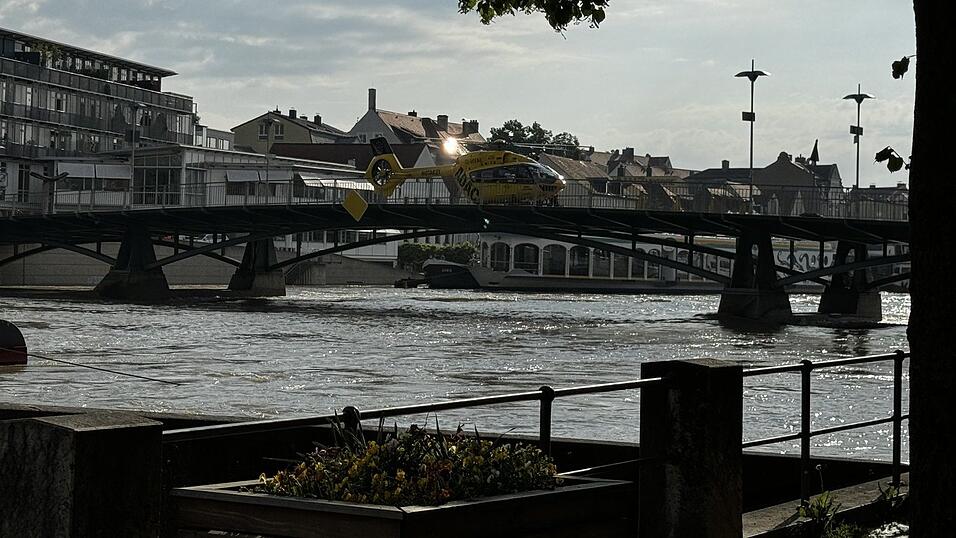 Ein Hubschrauber hatte zuvor Personal auf die Schiffe hinuntergelassen. Ein Hubschrauber hatte zuvor Personal auf die Schiffe hinuntergelassen.