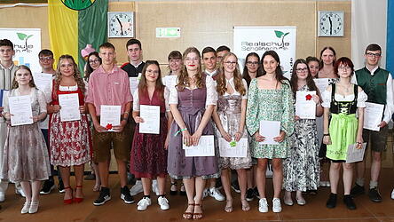 22 Abschlussschüler haben in ihrem Zeugnis eine Eins vor dem Komma, Martin Neudorfer (4.v.r.) erzielte die Traumnote 1,0. Ihnen gratulierten Schulleiter Michael Graf (l.) und Landrat Bernd Sibler (r.).
