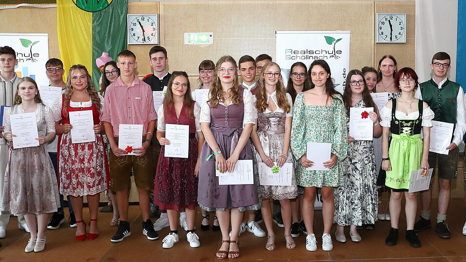 22 Abschlusssch&uuml;ler haben in ihrem Zeugnis eine Eins vor dem Komma, Martin Neudorfer (4.v.r.) erzielte die Traumnote 1,0. Ihnen gratulierten Schulleiter Michael Graf (l.) und Landrat Bernd Sibler (r.).