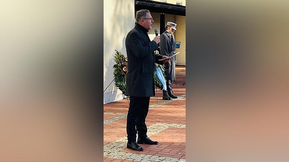 Bürgermeister Christian Dobmeier bei seiner Ansprache am Ehrenmal
