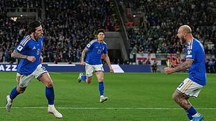 Mit einem Tor und einer Vorlage ist Sandro Tonali (l) der Mann des Abends f&uuml;r Italien gegen Nordirland.