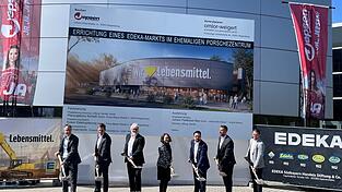 Symbolischer Spatenstich f&uuml;r den neuen Edeka-Markt (von links): Sven Reichelt, Gerhard Ely und Michael Losert von Edeka S&uuml;dbayern, Oberb&uuml;rgermeisterin Gertrud Maltz-Schwarzfischer, Johannes Marx, gesch&auml;ftsf&uuml;hrender Gesellschafter der Jepsen Autogruppe, Architekt Christian Weigert und Bauunternehmer Johann Feldbauer.