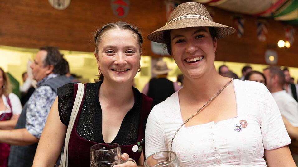Als die Kapelle Josef Menzl am Montag, 10. August, im Festzelt Weckmann aufspielte, war die Stimmung ausgelassen. Als die Kapelle Josef Menzl am Montag, 10. August, im Festzelt Weckmann aufspielte, war die Stimmung ausgelassen.