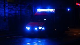 Der 38-j&auml;hrige Feuerwehrmann kam nach dem Unfall mit Kopfverletzungen ins Krankenhaus. (Symbolbild)