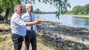 Bayerns Verkehrsminister Christian Bernreiter (l, CSU) will die Donau rasch weiter ausbaggern, um die Binnenschifffahrt auch bei Niedrigwasser länger zu ermöglichen. (Archivbild) Bayerns Verkehrsminister Christian Bernreiter (l, CSU) will die Donau rasch weiter ausbaggern, um die Binnenschifffahrt auch bei Niedrigwasser länger zu ermöglichen. (Archivbild)