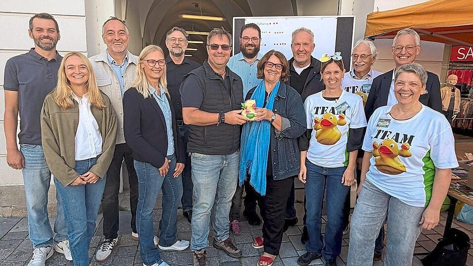 Teilnehmer und Sieger des Promirennens (v.l.): Stadtrat Christoph Weinholzner, Stadträtin Katharina Dilger, Stadtrat Andreas Fuchs, Stadträtin Ulrike Fuchs Präsident des Lions-Club Hermann Wurm, Stadtbrandinspektor Michael Schießl, Landrat Tobias Beck, Stadträtin Getrud Gruber, Bürgermeister Peter Stranninger, Melanie Dullinger, Dr. Hubert Fischer, Oberbürgermeister Markus Pannermayr und Corina Hübler. Teilnehmer und Sieger des Promirennens (v.l.): Stadtrat Christoph Weinholzner, Stadträtin Katharina Dilger, Stadtrat Andreas Fuchs, Stadträtin Ulrike Fuchs Präsident des Lions-Club Hermann Wurm, Stadtbrandinspektor Michael Schießl, Landrat Tobias Beck, Stadträtin Getrud Gruber, Bürgermeister Peter Stranninger, Melanie Dullinger, Dr. Hubert Fischer, Oberbürgermeister Markus Pannermayr und Corina Hübler.