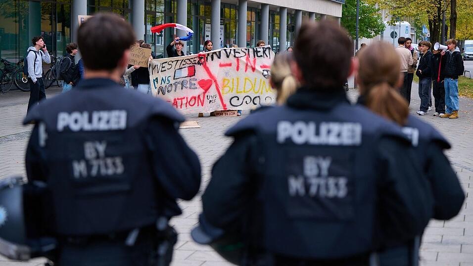 Die Versammlung verlief laut Polizei friedlich. Die Versammlung verlief laut Polizei friedlich.