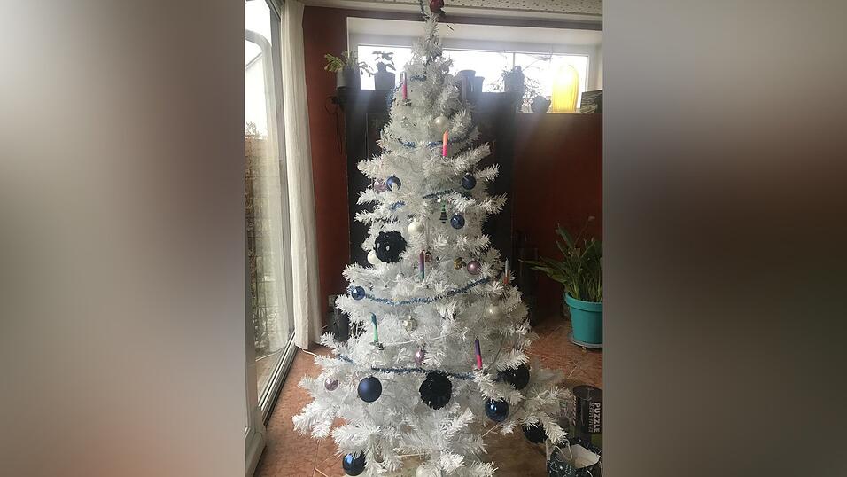 'Seit drei Jahren haben wir einen k&uuml;nstlichen Baum in wei&szlig;, nachdem es eh immer keinen Schnee mehr drau&szlig;en hat, passt das ganz gut. Als Blickfang heuer selbstgef&auml;rbte Kerzen mit Neont&ouml;nen (die selbstverst&auml;ndlich nur zur Dekonauf dem Baum sind), und dieses Jahr eine neue Lichterkette dazu, in Blaut&ouml;nen. Was anderes, aber nicht minder sch&ouml;n ... in echt nat&uuml;rlich sch&ouml;ner als auf den Fotos.'