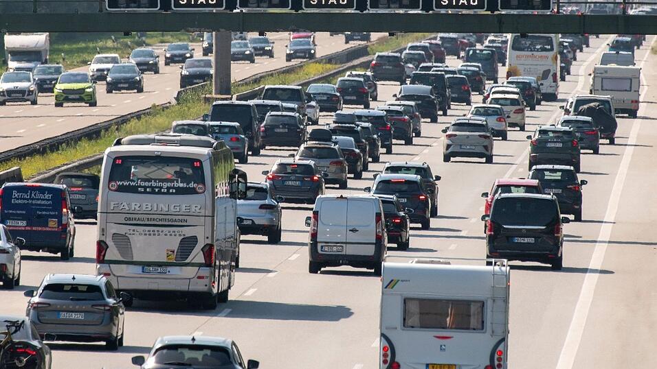 Auf den Autobahnen müssen Autofahrer am ersten Septemberwochenende viel Geduld mitbringen. (Archivfoto) Auf den Autobahnen müssen Autofahrer am ersten Septemberwochenende viel Geduld mitbringen. (Archivfoto)